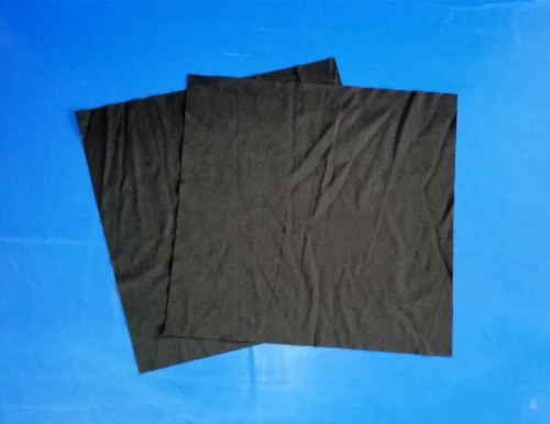 Khăn lau phòng đan bằng vải polyester màu đen với các cạnh được hàn kín bằng Laser